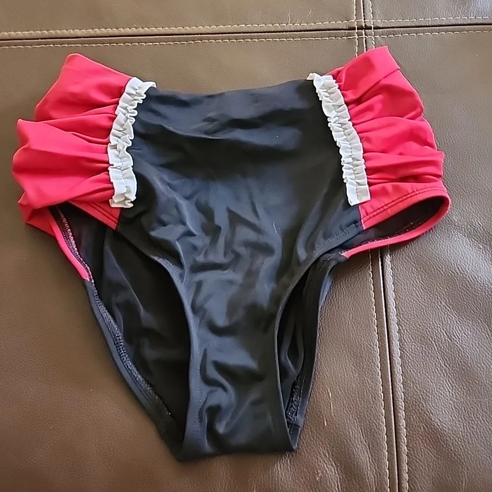 Hot Topic Queen of Hearts Bikini - Picture 3 of 4